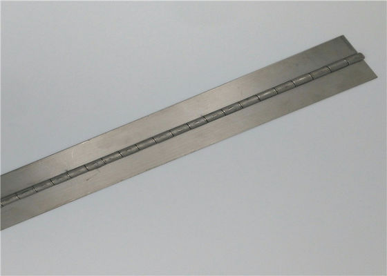 Saldatura di acciaio sulla cerniera industriale del piano di Continious per la porta resistente